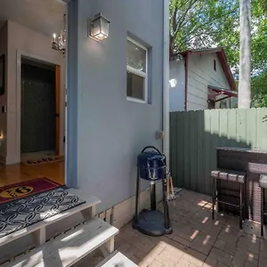 Nawlins Vibe With Rooftop Verandah Near Riverwalk And Downtown Holiday home