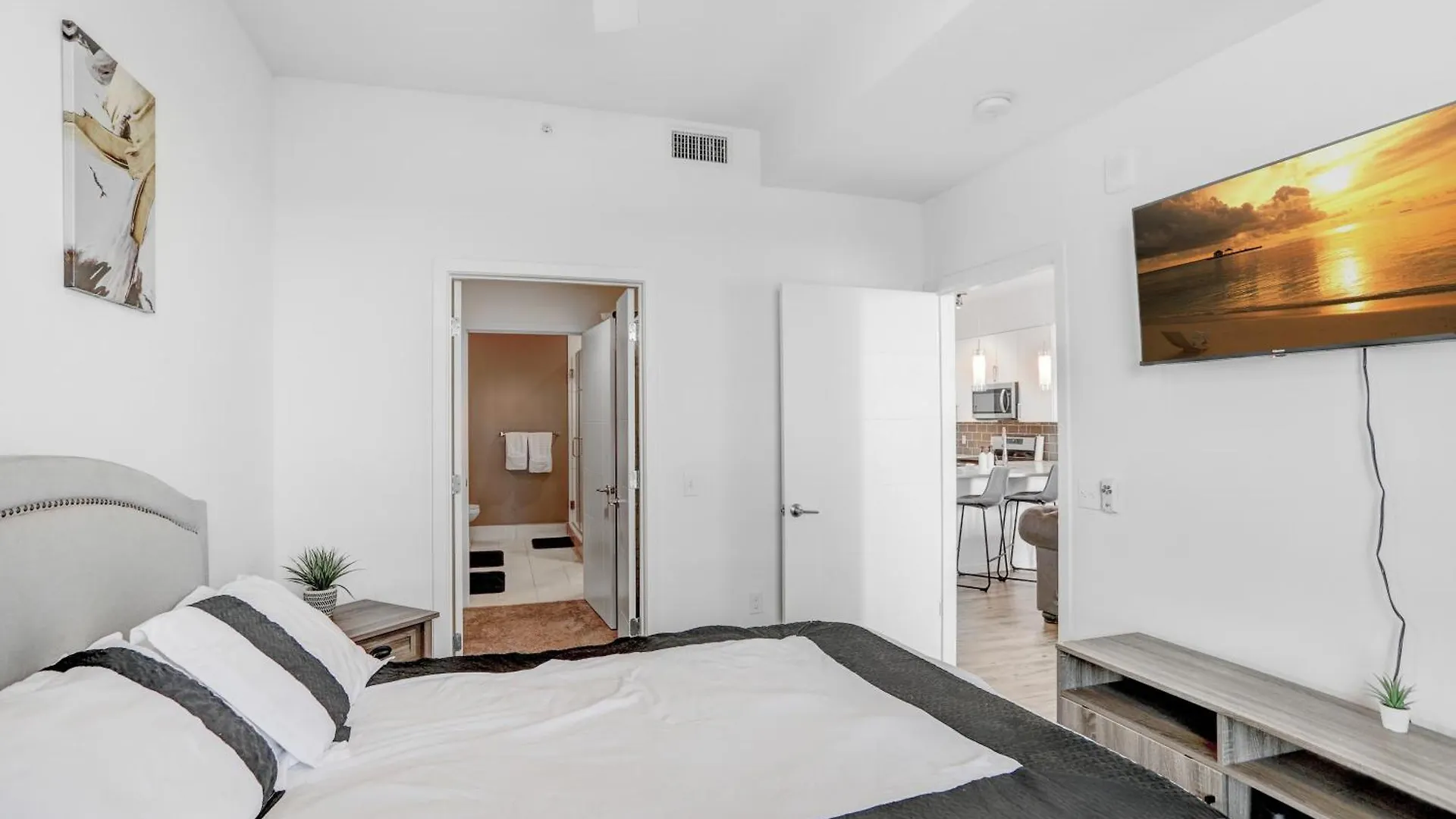 Downtown Tampa Gem 1-Bd W/Pool, Gym, & Sky Lounge Apartment